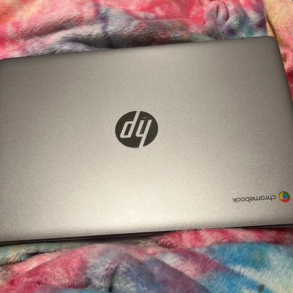 Selling used chrome book - Picture 2 of 4